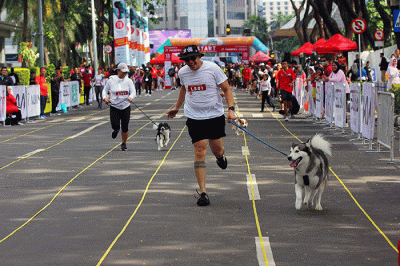 Pelari mengikuti balap lari yang diadakan oleh SCBD x IndoRunners Anniversary di SCBD Walker Kawasan Bisnis SCBD Jakarta, Minggu (18/12/2022).
