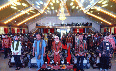 Menteri Ketenagakerjaan Ida Fauziyah saat menyampaikan sambutan Peringatan Hari Migran Internasional Tahun 2022 di Lombok Timur, NTB, Minggu (18/12/2022).