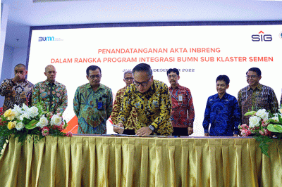 Penandatanganan Akta Inbreng dalam rangka program integrasi BUMN Sub Klaster Semen, di Kantor Kementerian BUMN, Jakarta, Senin (19/12/2022).