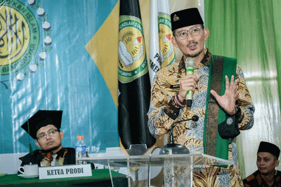 Menparekraf Sandiaga Salahuddin Uno memberikan paparannya ketika berkunjung ke Pondok Pesantren Darul Ulum Banyuanyar Pamekasan, Madura, Minggu (18/12/2022).