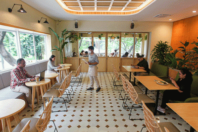 Pengunjung saat menikmati makanan di Bermvda Cafe & Eatery, One Satrio, Jakarta Selatan, Minggu (18/12/2022).
