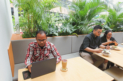 Pengunjung saat menikmati makanan di Bermvda Cafe & Eatery, One Satrio, Jakarta Selatan, Minggu (18/12/2022).