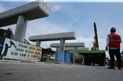 Sejumlah pekerja tengah beraktivitas di proyek Tol Makassar New Port (MNO), Makassar, Senin (19/12/2022).