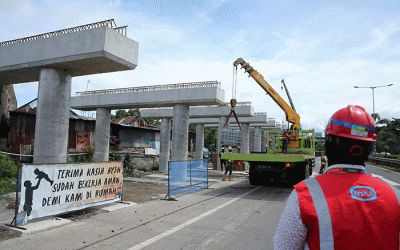 Sejumlah pekerja tengah beraktivitas di proyek Tol Makassar New Port (MNO), Makassar, Senin (19/12/2022).