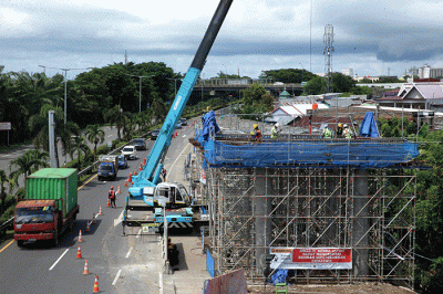 Sejumlah pekerja tengah beraktivitas di proyek Tol Makassar New Port (MNO), Makassar, Senin (19/12/2022).