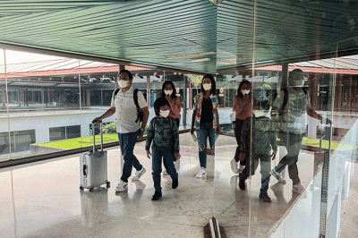 Aktivitas calon penumpang pesawat di Bandara Soekarno-Hatta (Soetta), Tangerang, Banten, Senin (19/12/2022).