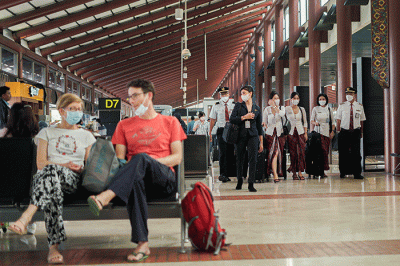 Aktivitas calon penumpang pesawat di Bandara Soekarno-Hatta (Soetta), Tangerang, Banten, Senin (19/12/2022).