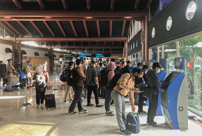 Aktivitas calon penumpang pesawat di Bandara Soekarno-Hatta (Soetta), Tangerang, Banten, Senin (19/12/2022).