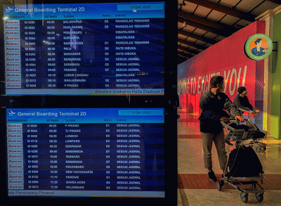 Aktivitas calon penumpang pesawat di Bandara Soekarno-Hatta (Soetta), Tangerang, Banten, Senin (19/12/2022).