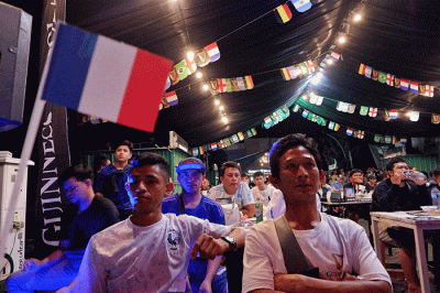 Suasana kemeriahan nonton bareng Final Piala Dunia 2022 antara Argentina vs Prancis  di kawasan kuliner PLN Peduli, Megamas Manado, Sulawesi Utara.