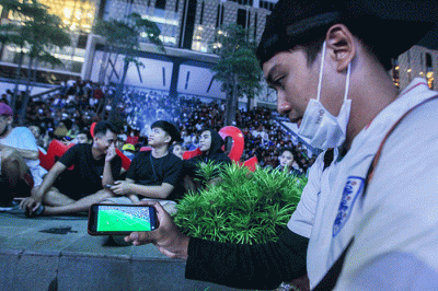 Ratusan warga saat nonton bareng partai final Piala Dunia antara Argentina vs Prancis di Anjungan Sarinah, Jakarta, Senin (18/12/2022) malam.