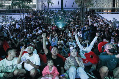 Ratusan warga saat nonton bareng partai final Piala Dunia antara Argentina vs Prancis di Anjungan Sarinah, Jakarta, Senin (18/12/2022) malam.