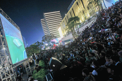 Ratusan warga saat nonton bareng partai final Piala Dunia antara Argentina vs Prancis di Anjungan Sarinah, Jakarta, Senin (18/12/2022) malam.