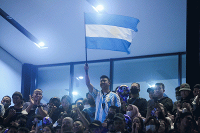 Ratusan warga saat nonton bareng partai final Piala Dunia antara Argentina vs Prancis di Anjungan Sarinah, Jakarta, Senin (18/12/2022) malam.