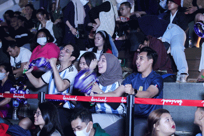 Ratusan warga saat nonton bareng partai final Piala Dunia antara Argentina vs Prancis di Anjungan Sarinah, Jakarta, Senin (18/12/2022) malam.
