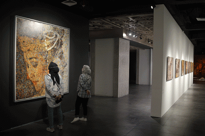Pengunjung melihat karya seni yang ditampilkan dalam Pameran Artina #1: Wastu/Loka/Kala di Gedung Sarinah Lantai 6, Jakarta, Sabtu (17/12/2022).