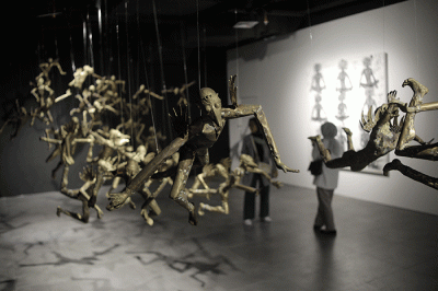 Pengunjung melihat karya seni yang ditampilkan dalam Pameran Artina #1: Wastu/Loka/Kala di Gedung Sarinah Lantai 6, Jakarta, Sabtu (17/12/2022).
