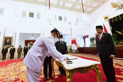 Presiden Joko Widodo melantik dan mengambil sumpah jabatan Laksamana TNI Yudo Margono sebagai Panglima Tentara Nasional Indonesia (TNI) di Istana Negara.