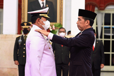 Presiden Joko Widodo melantik dan mengambil sumpah jabatan Laksamana TNI Yudo Margono sebagai Panglima Tentara Nasional Indonesia (TNI) di Istana Negara.