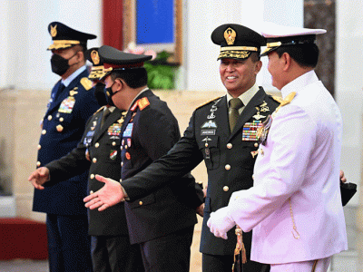 Presiden Joko Widodo melantik dan mengambil sumpah jabatan Laksamana TNI Yudo Margono sebagai Panglima Tentara Nasional Indonesia (TNI) di Istana Negara.