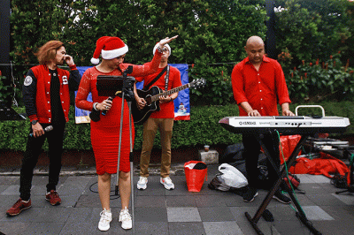 Musisi menyanyikan lagu bertemakan Natal di kawasan Bunderan HI, Jakarta, Senin (19/12/2022).