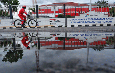 Executive General Manager Pertamina Patra Niaga Sulawesi (tengah) meninjau kesiapan libur Natal dan Tahun Baru (nataru) di TBBM Bitung, Sulawesi Utara.