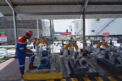 Executive General Manager Pertamina Patra Niaga Sulawesi (tengah) meninjau kesiapan libur Natal dan Tahun Baru (nataru) di TBBM Bitung, Sulawesi Utara.