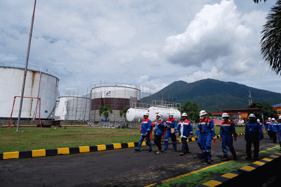 Executive General Manager Pertamina Patra Niaga Sulawesi (tengah) meninjau kesiapan libur Natal dan Tahun Baru (nataru) di TBBM Bitung, Sulawesi Utara.