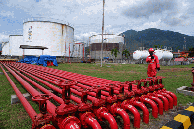Executive General Manager Pertamina Patra Niaga Sulawesi (tengah) meninjau kesiapan libur Natal dan Tahun Baru (nataru) di TBBM Bitung, Sulawesi Utara.