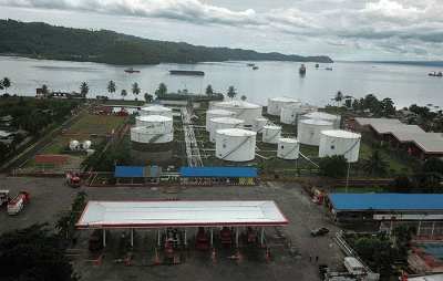 Executive General Manager Pertamina Patra Niaga Sulawesi (tengah) meninjau kesiapan libur Natal dan Tahun Baru (nataru) di TBBM Bitung, Sulawesi Utara.