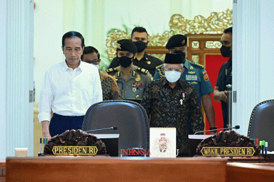 Presiden Joko Widodo menyampaikan sejumlah arahan jelang Natal tahun 2022 dan tahun baru 2023 (Nataru) dalam rapat terbatas yang digelar di Kantor Presiden.
