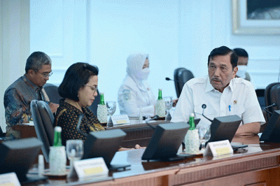 Presiden Joko Widodo menyampaikan sejumlah arahan jelang Natal tahun 2022 dan tahun baru 2023 (Nataru) dalam rapat terbatas yang digelar di Kantor Presiden.
