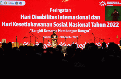 Menteri Sosial Tri Rismaharini memberikan sambutan dalam acara Puncak Peringatan Hari Kesetiakawanan Sosial Nasional dan Hari Disabilitas Internasional 2022.