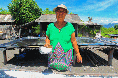 Petani saat merapikan ladang garam setelah disiram air laut di Desa Kusamba, Bali, Selasa (20/12/2022).