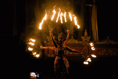 Penari Tarian Api (Fire Dance) saat tampil menghibur tamu Legian Beach Hotel di Legian, Badung, Kuta, Bali, Senin (19/12/2022).