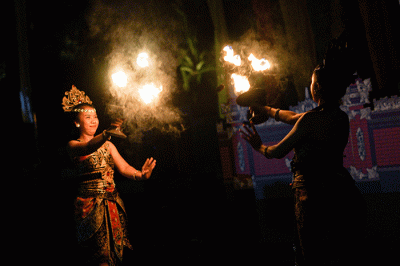 Penari Tarian Api (Fire Dance) saat tampil menghibur tamu Legian Beach Hotel di Legian, Badung, Kuta, Bali, Senin (19/12/2022).