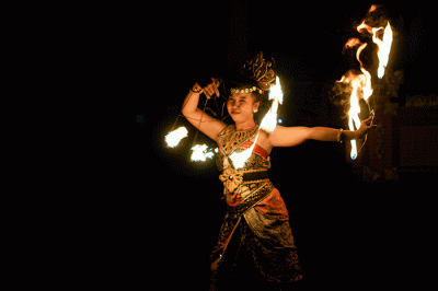 Penari Tarian Api (Fire Dance) saat tampil menghibur tamu Legian Beach Hotel di Legian, Badung, Kuta, Bali, Senin (19/12/2022).