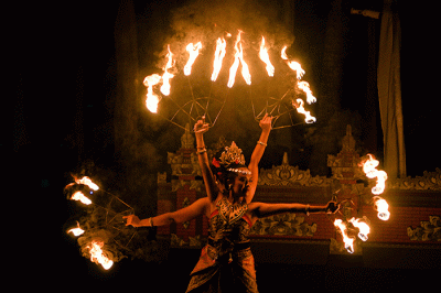 Penari Tarian Api (Fire Dance) saat tampil menghibur tamu Legian Beach Hotel di Legian, Badung, Kuta, Bali, Senin (19/12/2022).