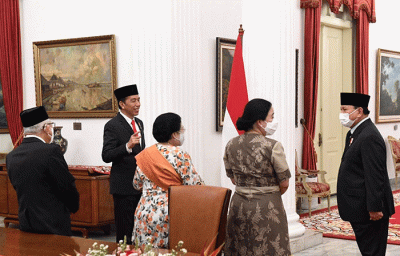 Menteri Pertahanan Prabowo Subianto mendampingi Presiden Joko Widodo (Jokowi) dalam pelantikan Laksamana TNI Yudo Margono sebagai Panglima TNI di Istana Negara.