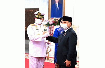 Menteri Pertahanan Prabowo Subianto mendampingi Presiden Joko Widodo (Jokowi) dalam pelantikan Laksamana TNI Yudo Margono sebagai Panglima TNI di Istana Negara.