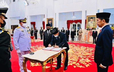 Menteri Pertahanan Prabowo Subianto mendampingi Presiden Joko Widodo (Jokowi) dalam pelantikan Laksamana TNI Yudo Margono sebagai Panglima TNI di Istana Negara.