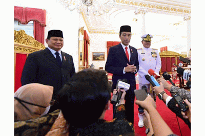 Menteri Pertahanan Prabowo Subianto mendampingi Presiden Joko Widodo (Jokowi) dalam pelantikan Laksamana TNI Yudo Margono sebagai Panglima TNI di Istana Negara.