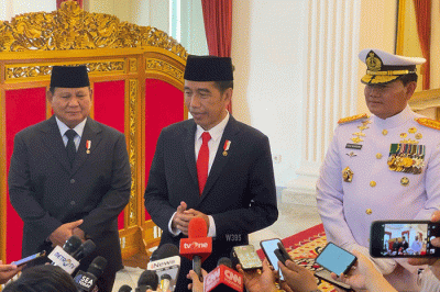 Menteri Pertahanan Prabowo Subianto mendampingi Presiden Joko Widodo (Jokowi) dalam pelantikan Laksamana TNI Yudo Margono sebagai Panglima TNI di Istana Negara.