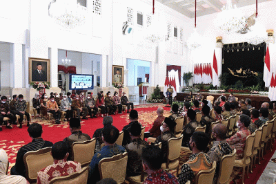 Presiden Joko Widodo menyerahkan kredit usaha rakyat (KUR) klaster dan menyalurkan dana melalui LPDB KUMKM di Istana Negara, Jakarta, Senin (19/12/2022).