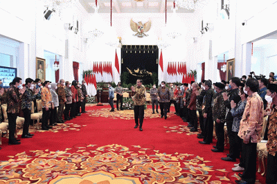Presiden Joko Widodo menyerahkan kredit usaha rakyat (KUR) klaster dan menyalurkan dana melalui LPDB KUMKM di Istana Negara, Jakarta, Senin (19/12/2022).