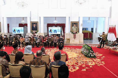 Presiden Joko Widodo menyerahkan kredit usaha rakyat (KUR) klaster dan menyalurkan dana melalui LPDB KUMKM di Istana Negara, Jakarta, Senin (19/12/2022).