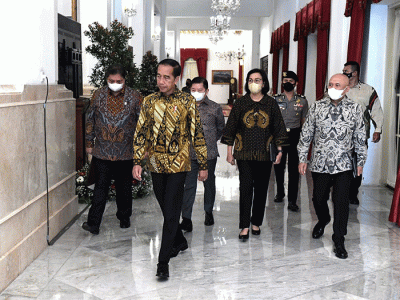 Presiden Joko Widodo menyerahkan kredit usaha rakyat (KUR) klaster dan menyalurkan dana melalui LPDB KUMKM di Istana Negara, Jakarta, Senin (19/12/2022).