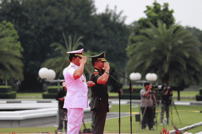 Panglima TNI Laksamana TNI Yudo Margono bersama Jenderal TNI Andika Perkasa menandatangani naskah serah terima jabatan dalam upacara Sertijab Panglima TNI.