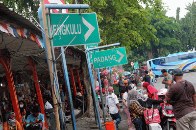 Penumpang berjalan menuju bus antarkota antarprovinsi (AKAP) di Terminal Kalideres, Jakarta Barat, Rabu (21/12/2022).