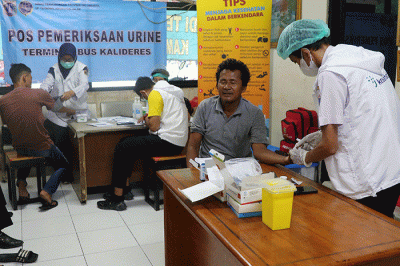 Sopir bus antarkota antarprovinsi (AKAP) menjalani tes kesehatan di Terminal Kalideres, Jakarta Barat, Rabu (21/12/2022).
